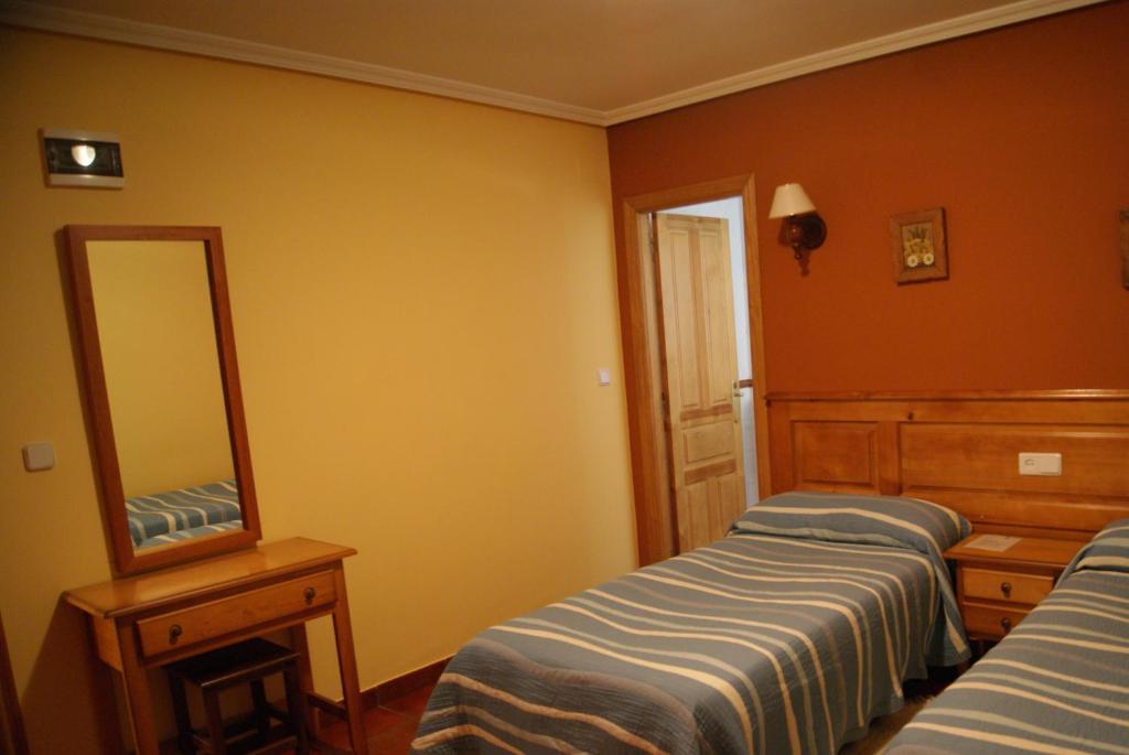 A bed or beds in a room at Hotel Garganta del Cares