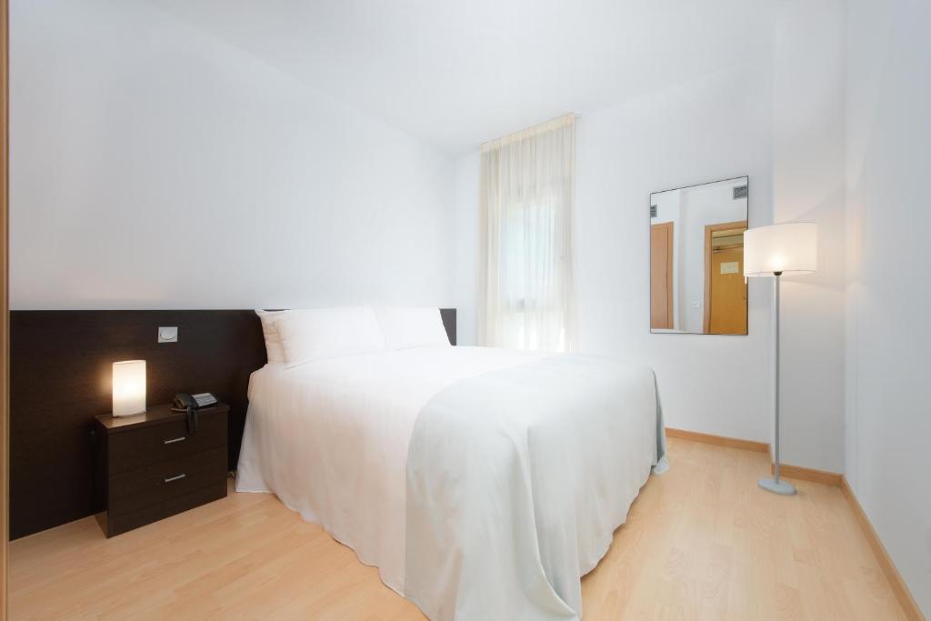Postel nebo postele na pokoji v ubytování Madrid Airport Suites, Affiliated by Meliá