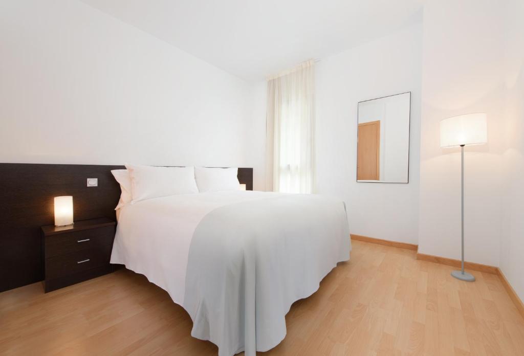 Postel nebo postele na pokoji v ubytování Madrid Airport Suites, Affiliated by Meliá