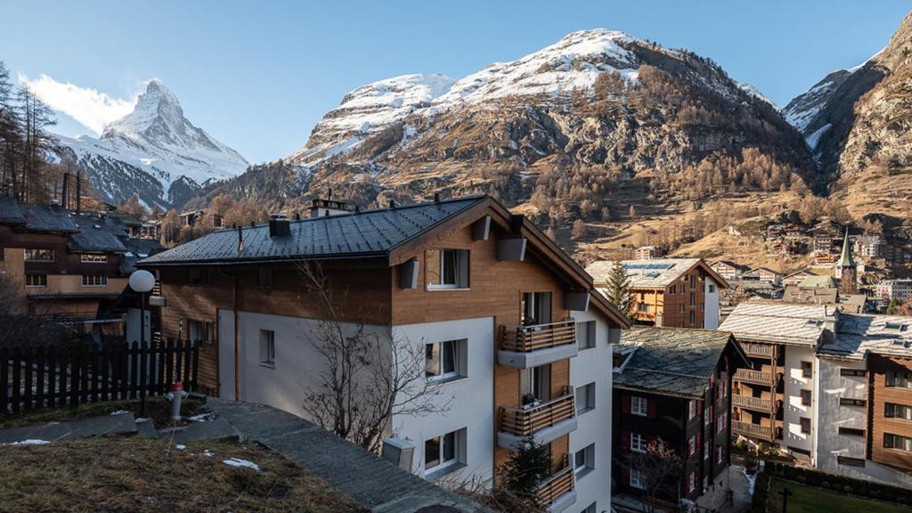 vistas a una ciudad con montañas en el fondo en Malteserhaus Zermatt en Zermatt