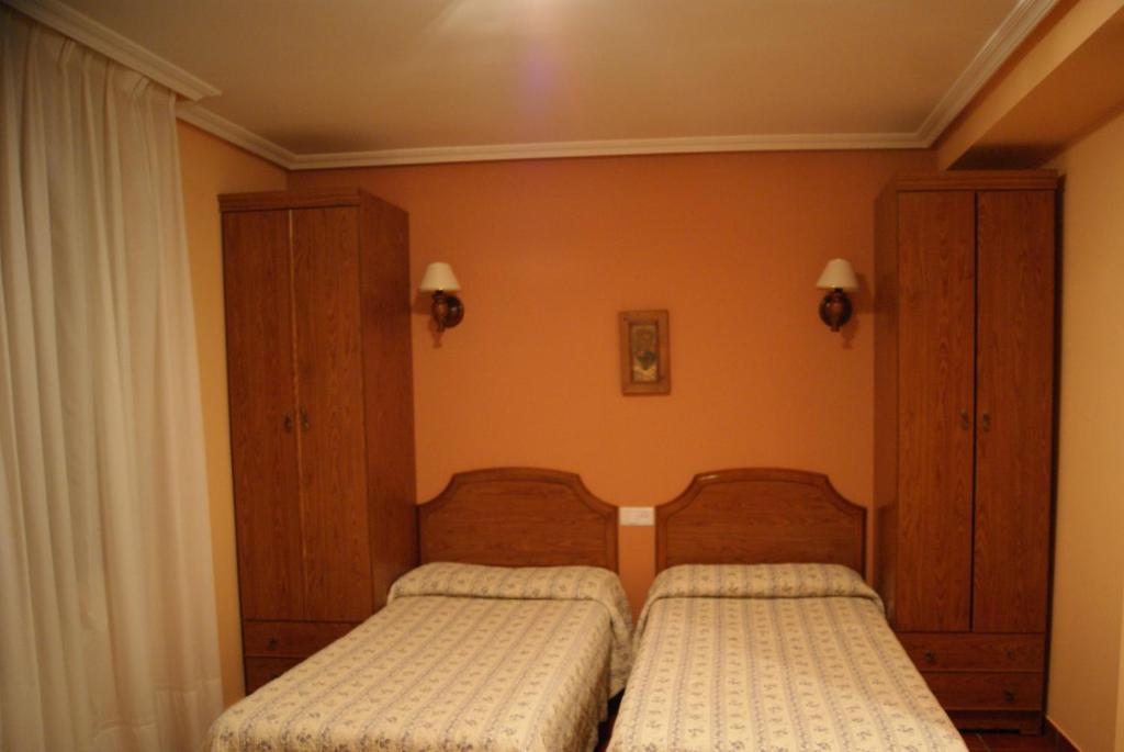 A bed or beds in a room at Hotel Garganta del Cares