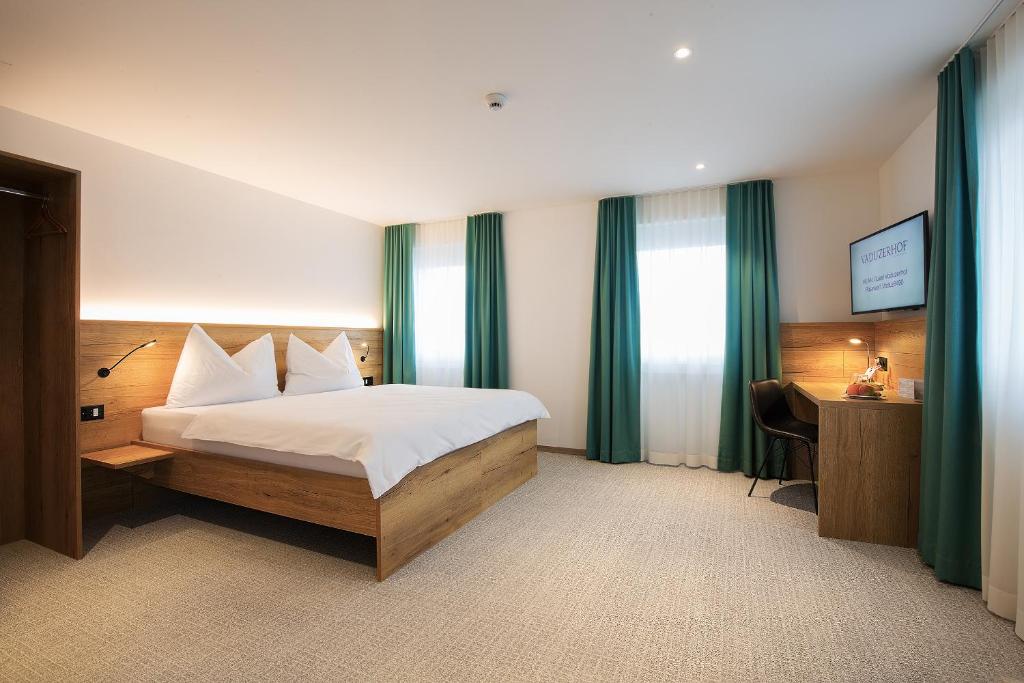 Postel nebo postele na pokoji v ubytování Hotel Vaduzerhof by b-smart