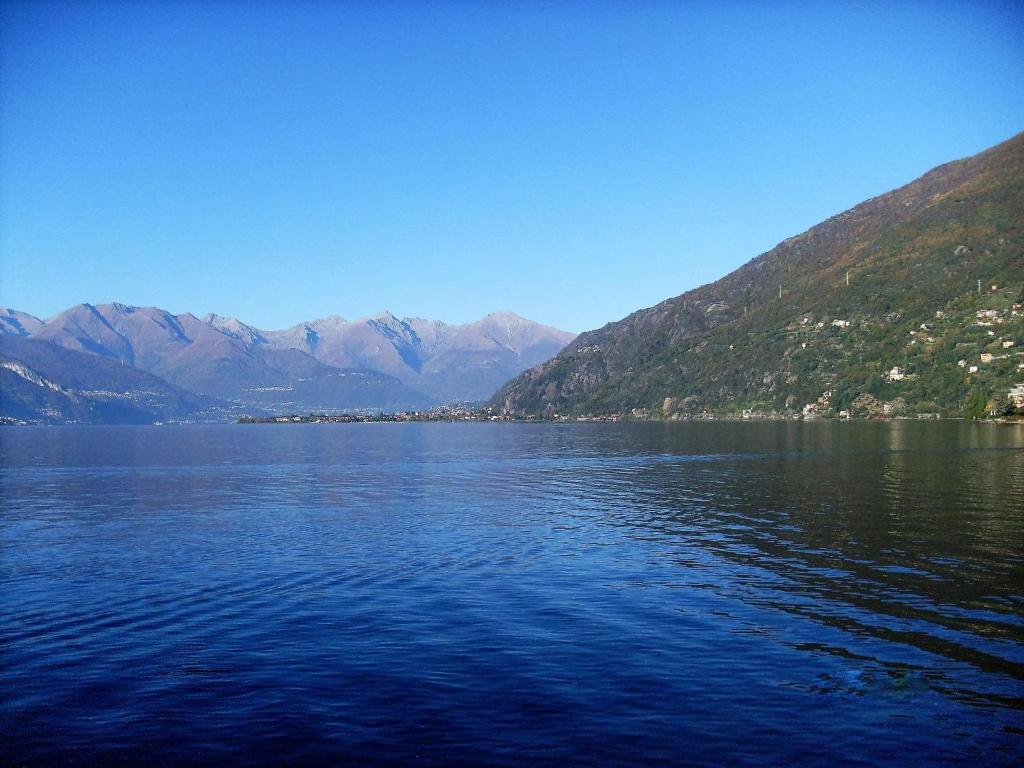 vistas a un lago con montañas en el fondo en House Yanina, en Bellano