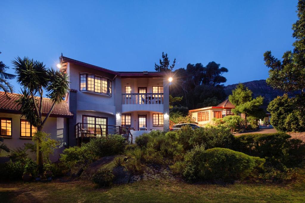 a house at night with the lights on at Victorskloof Lodge in Hout Bay