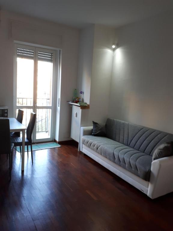 una sala de estar con un sofá y una mesa en Valassina milano apartment, en Milán