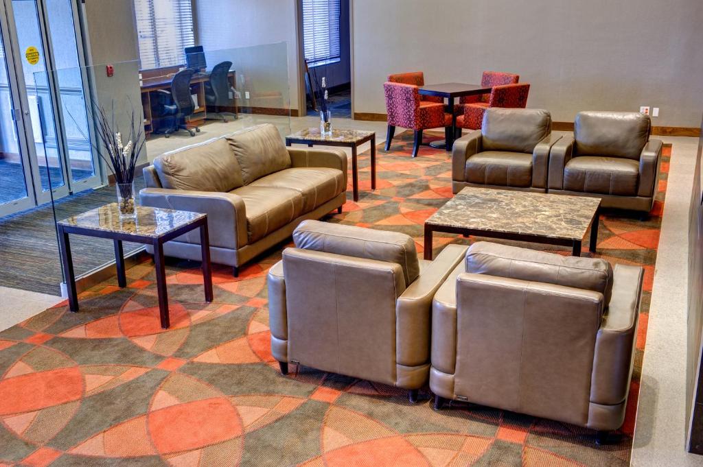 Posezení v ubytování Radisson Hotel & Suites Fort McMurray