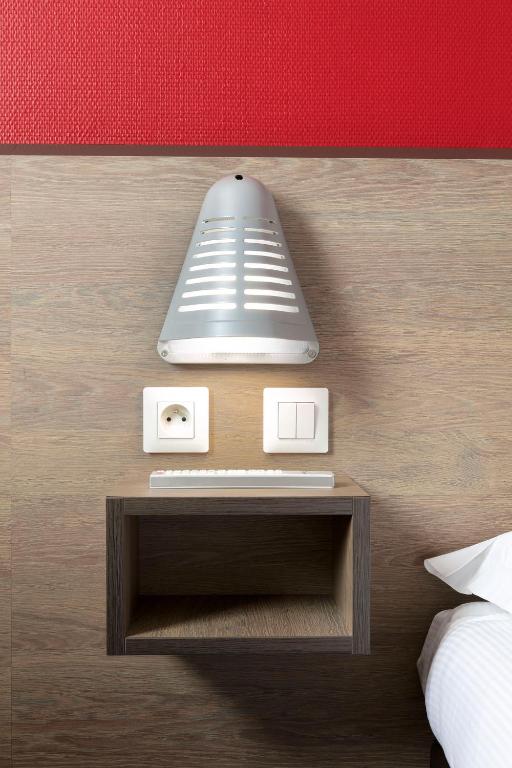Postel nebo postele na pokoji v ubytování Hotel Clermont Estaing