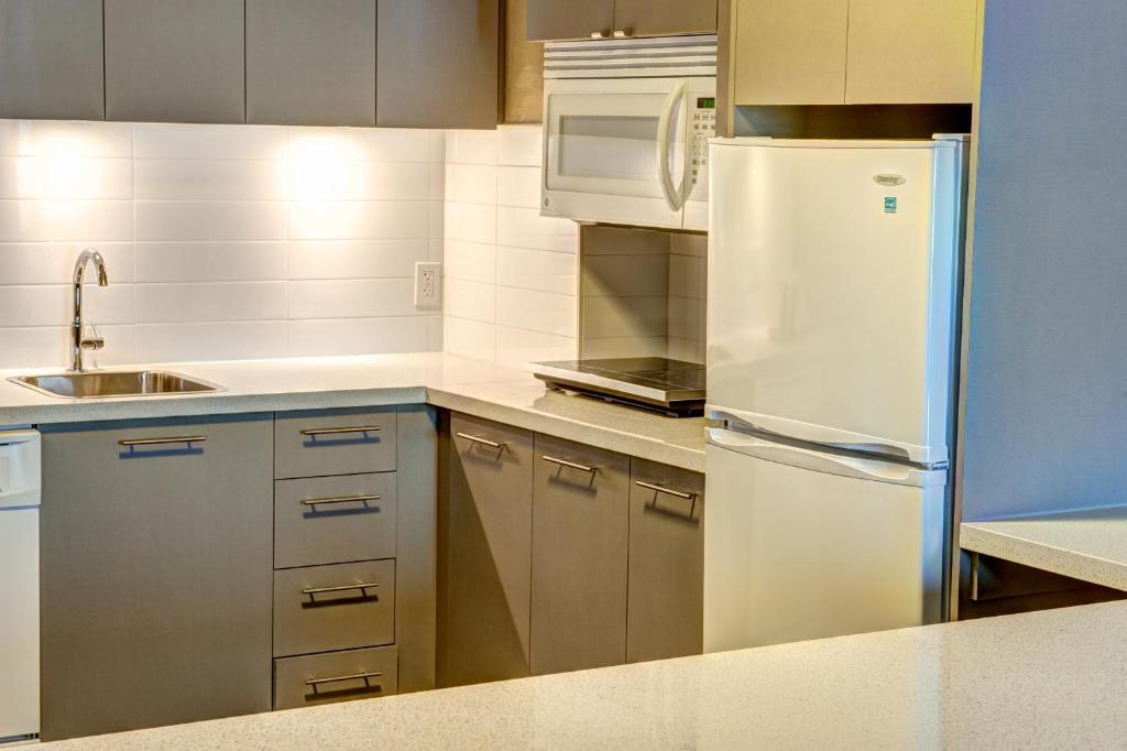 Kuchyň nebo kuchyňský kout v ubytování Radisson Hotel & Suites Fort McMurray