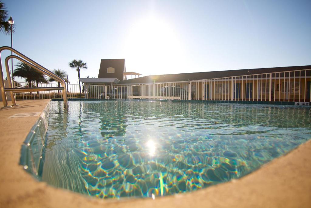 una piscina frente a un edificio en Edgewater Inn - St. Augustine, en St. Augustine