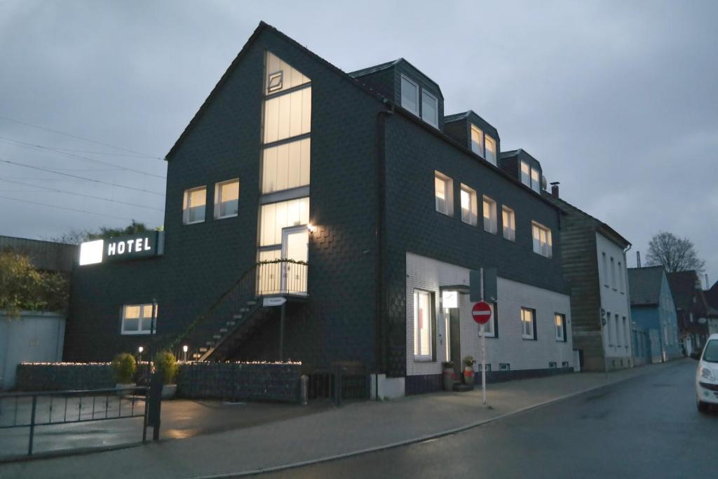 ein Schwarz-Weiß-Gebäude an der Straßenseite in der Unterkunft Minsu Hotel in Mülheim an der Ruhr