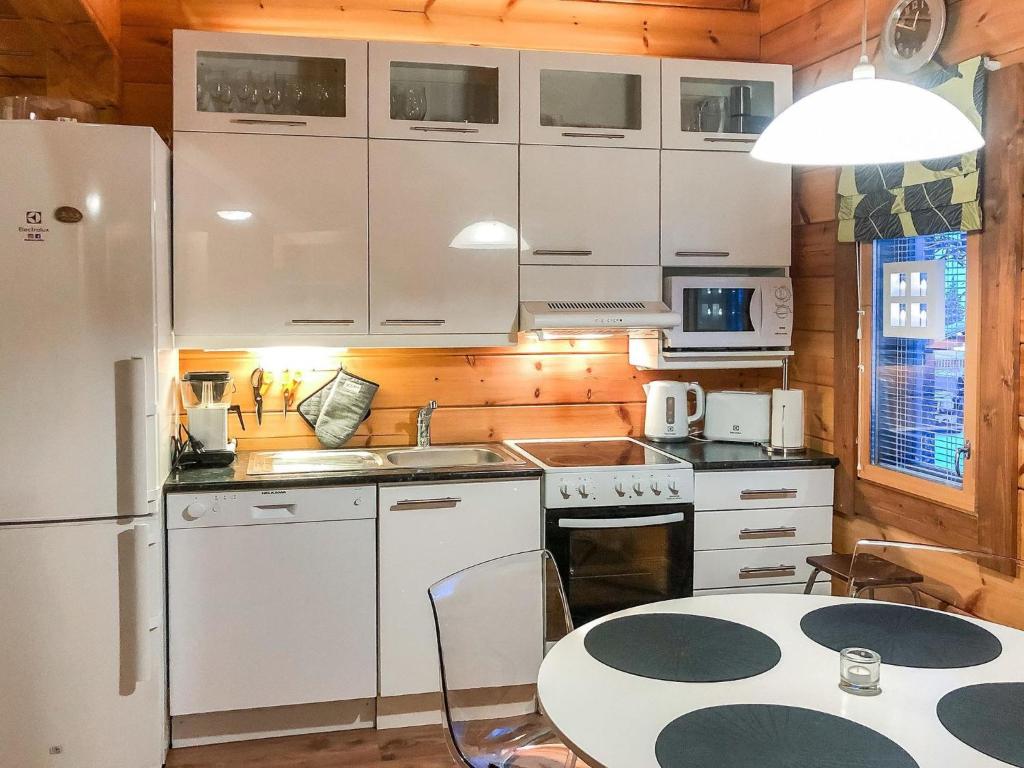 Кухня или мини-кухня в Holiday Home Utsunusko a by Interhome
