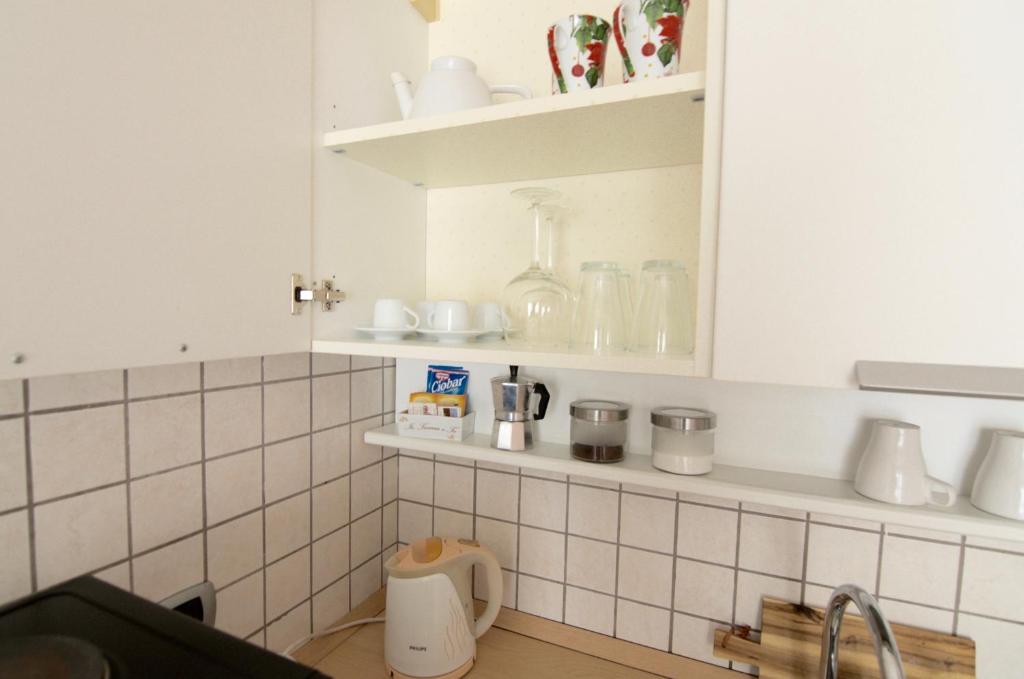 Kuchnia lub aneks kuchenny w obiekcie Interno 77 di TSS' - Appartamento soleggiato con Ampie Finestre & Internet Veloce con Fibra - Perfetto per Coppie