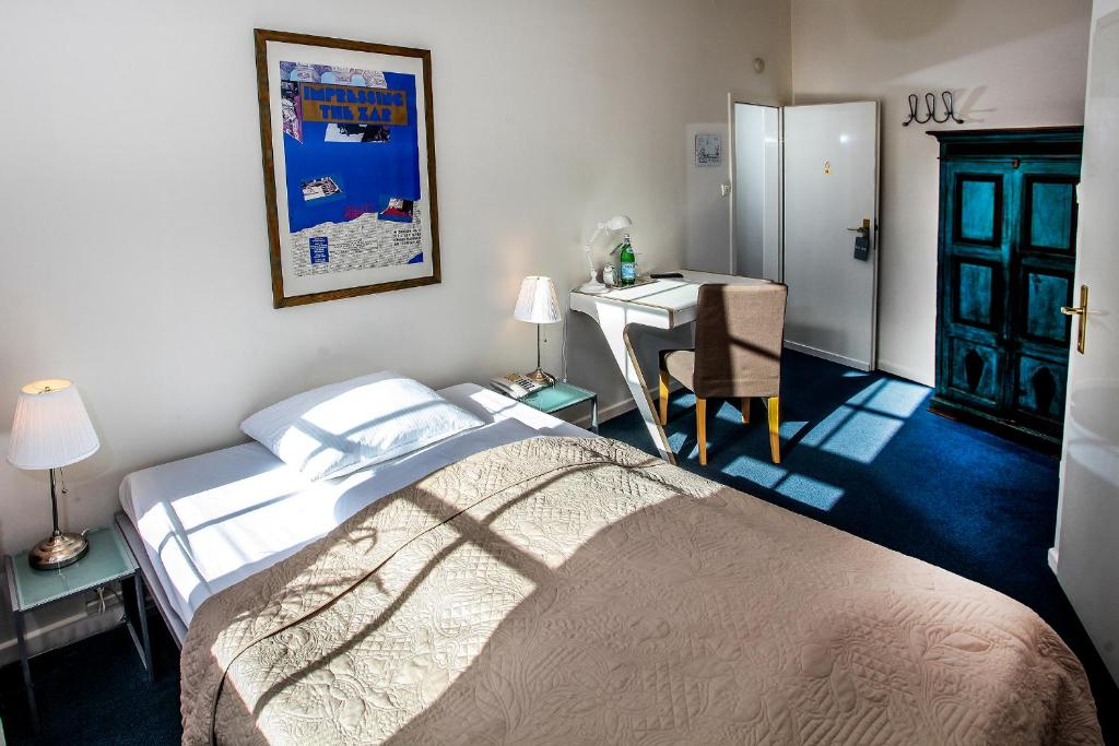 Postel nebo postele na pokoji v ubytování Hotel Fresena im Dammtorpalais