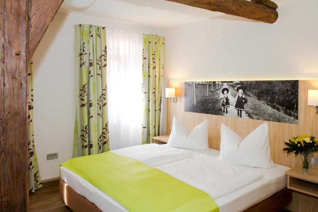 Postel nebo postele na pokoji v ubytování Hotel-Gasthof Blaue Traube e.K.