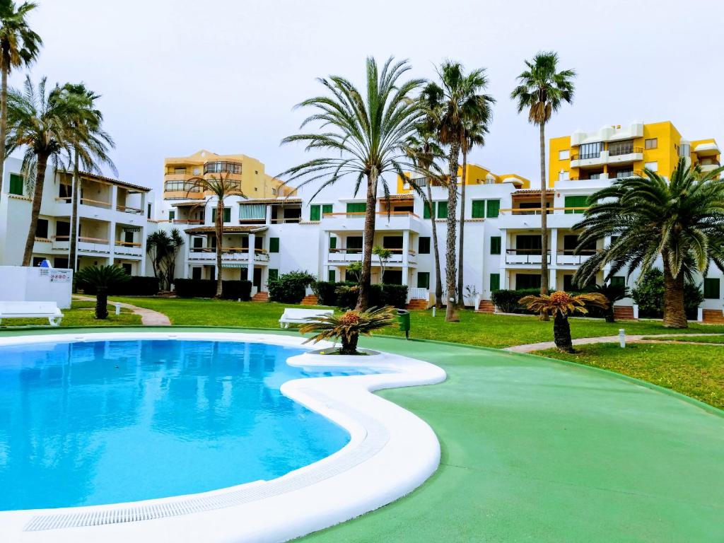 Bazén v ubytování Deltamar Solo Familias Serviplaya nebo v jeho okolí