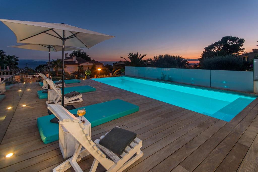 Bazén v ubytovaní Nereo - Heatable Pool & Sea View alebo v jeho blízkosti