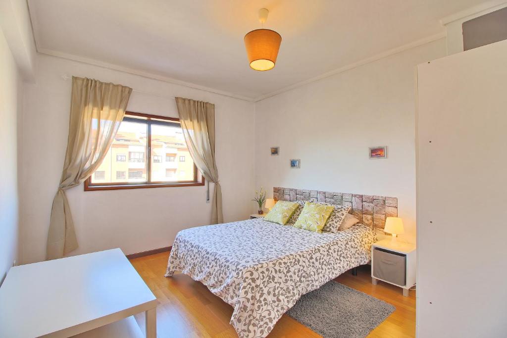 1 dormitorio con cama y ventana en SResende Place Aveiro, en Aveiro