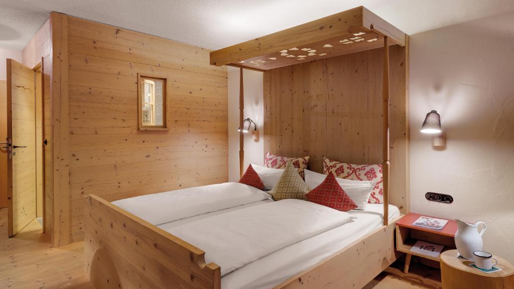 Postel nebo postele na pokoji v ubytování Hotel Oberstdorf