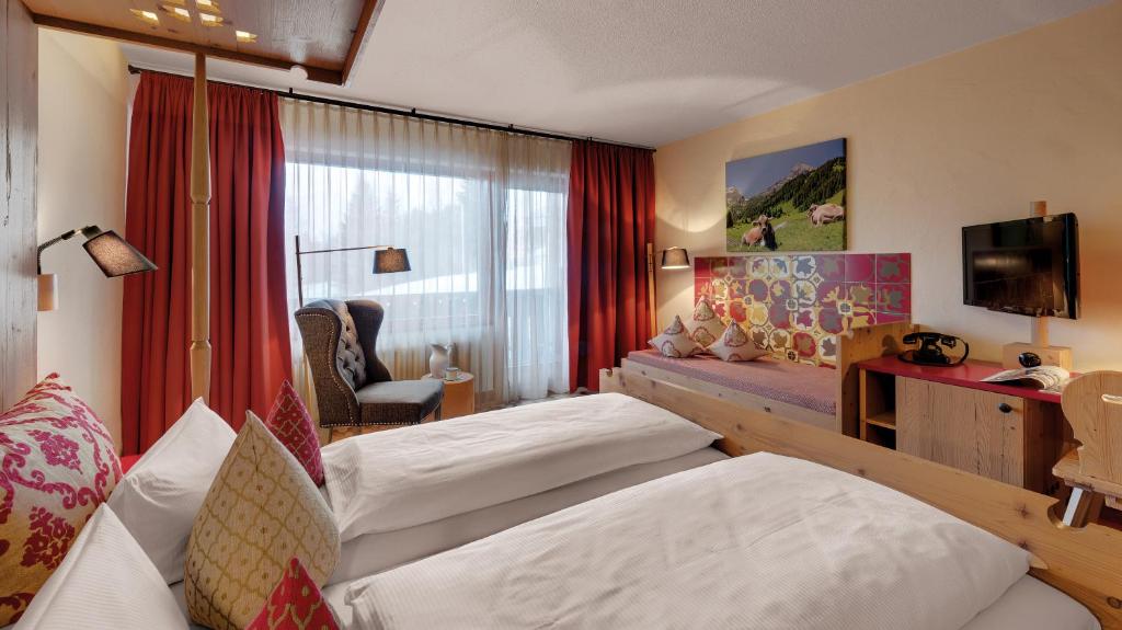 Postel nebo postele na pokoji v ubytování Hotel Oberstdorf