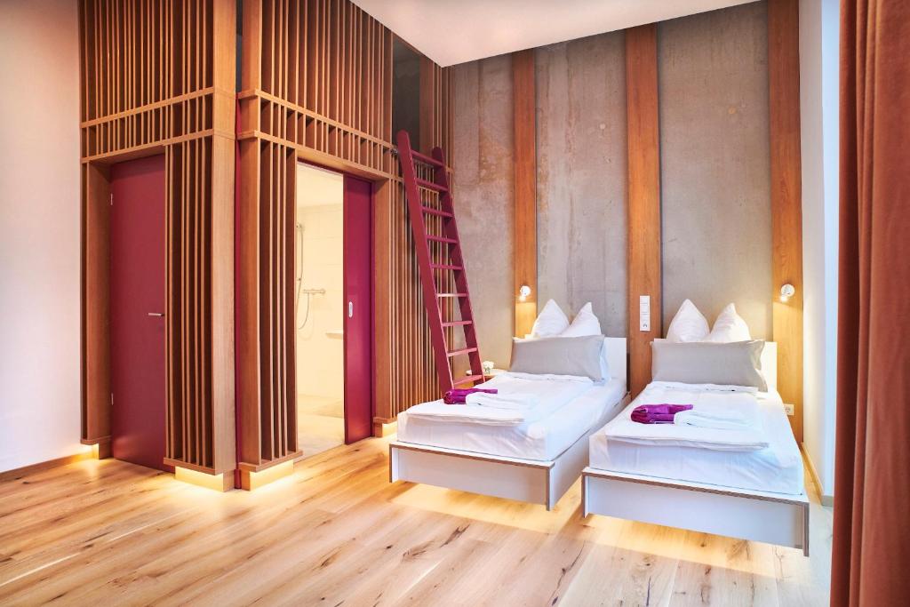 a room with two beds and a ladder at Studio Feuerfest in Hamburg