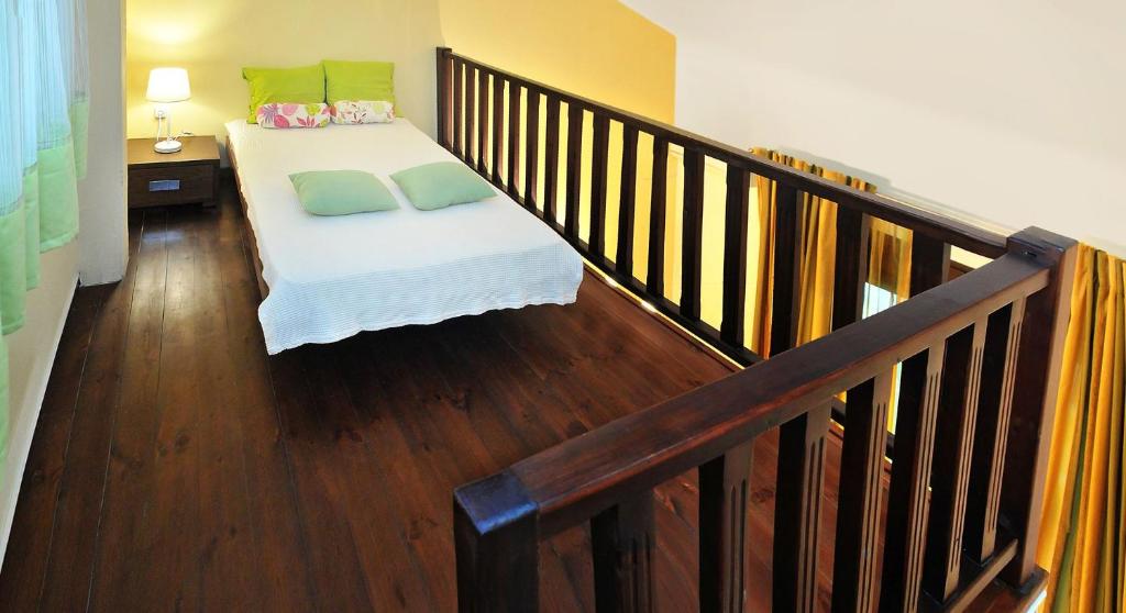 スカラ・ラクニオウにあるMilonas Villasのベッドルーム1室(枕2つ付)