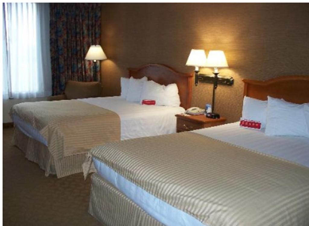 Postel nebo postele na pokoji v ubytování Ramada by Wyndham Watertown Thousand
