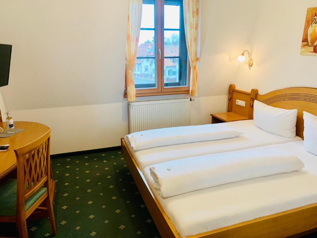Postel nebo postele na pokoji v ubytování Hotel Ochsen