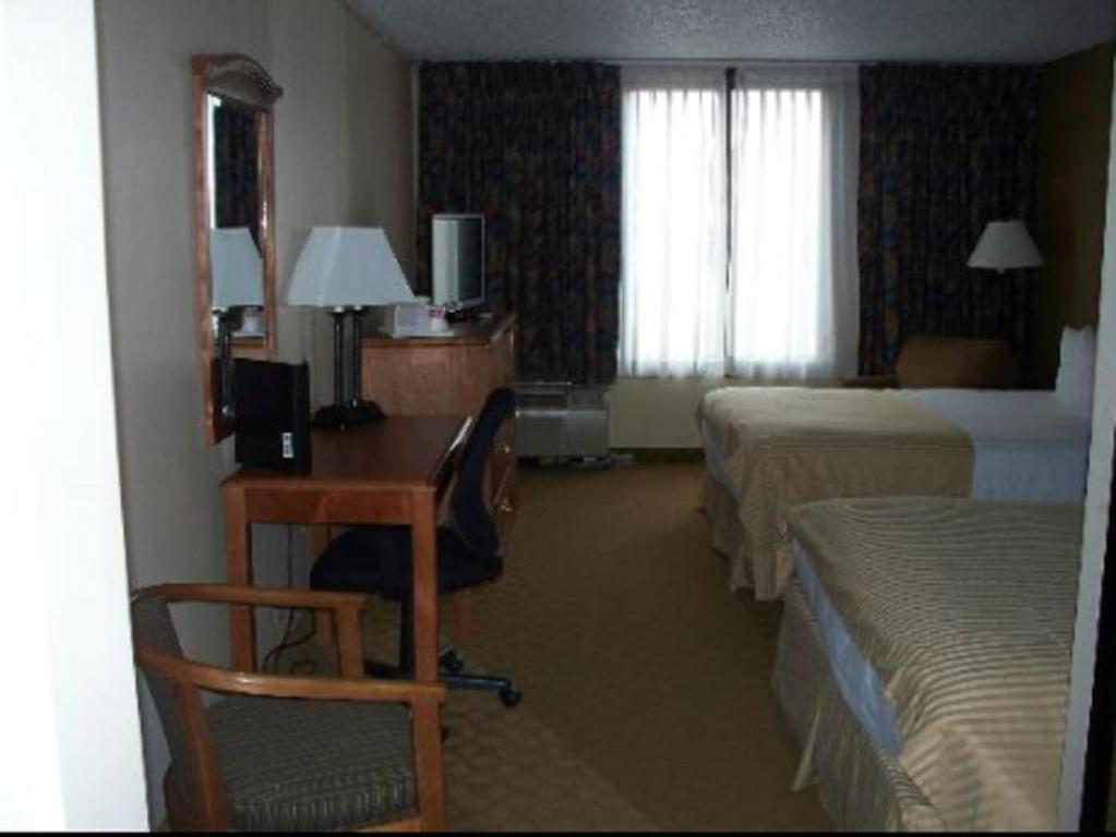 Postel nebo postele na pokoji v ubytování Ramada by Wyndham Watertown Thousand