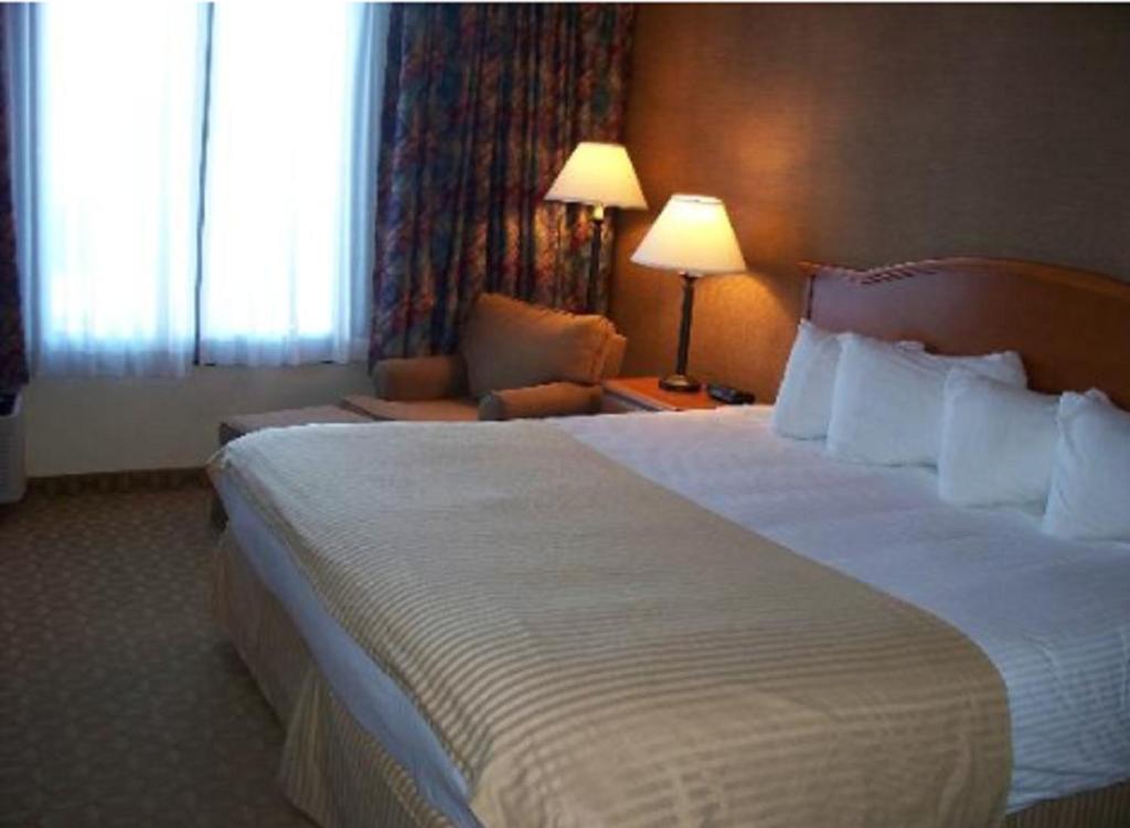 Postel nebo postele na pokoji v ubytování Ramada by Wyndham Watertown Thousand