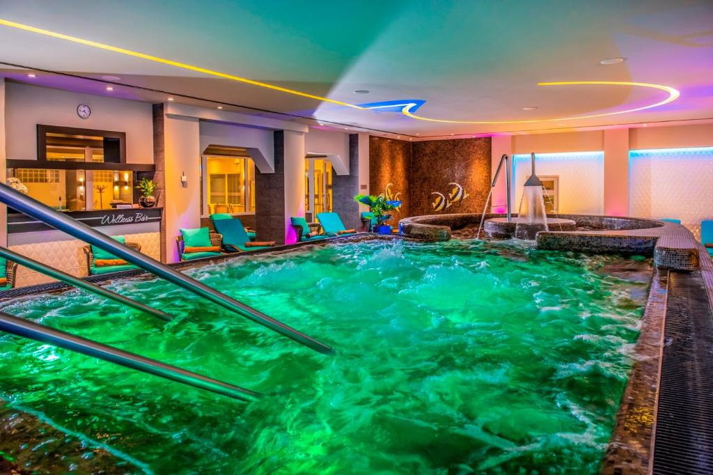 Bazén v ubytování Hotel Délibáb nebo v jeho okolí