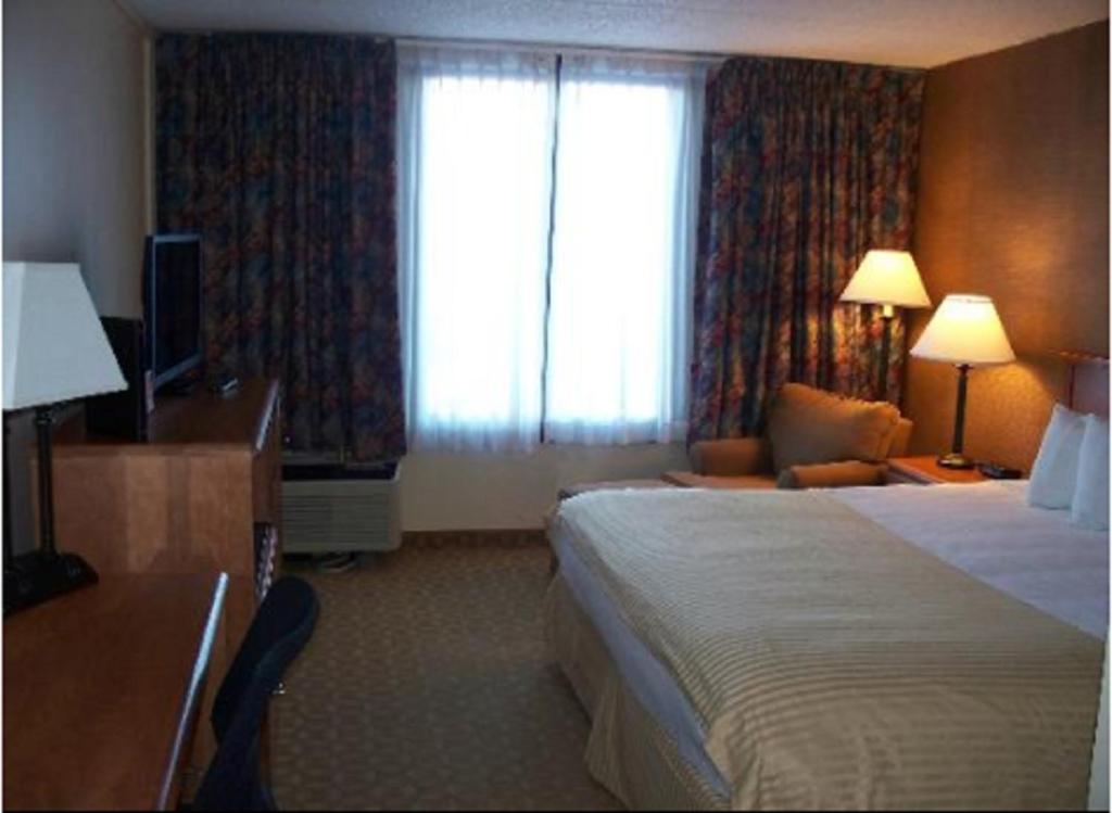 Postel nebo postele na pokoji v ubytování Ramada by Wyndham Watertown Thousand
