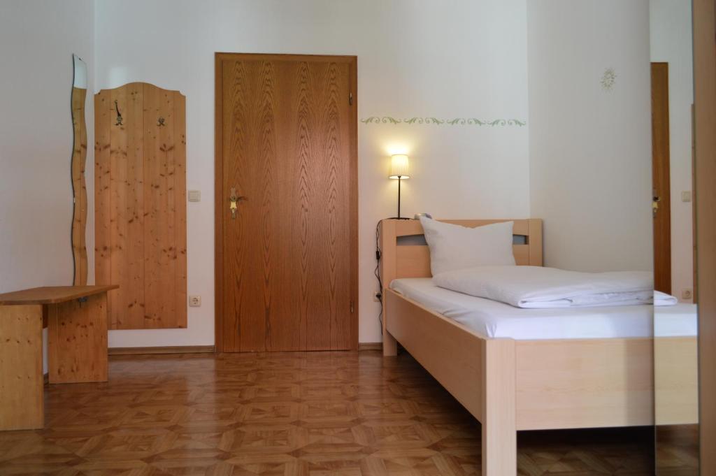 Postel nebo postele na pokoji v ubytování Bayersoier Hof