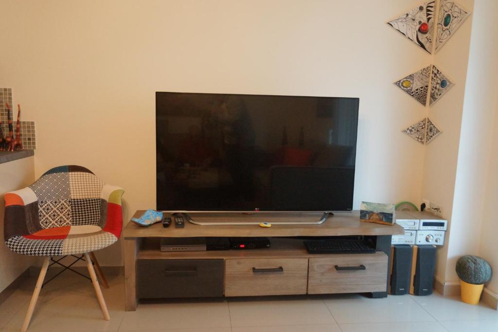 TV a/nebo společenská místnost v ubytování Georgina's cozy apartment -Metropolitan Hospital-