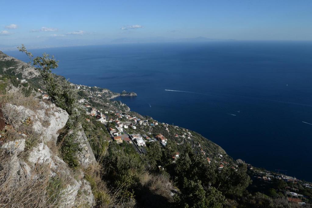 una vista aerea della costa amalfi di A due passi dalla costiera ad Agerola