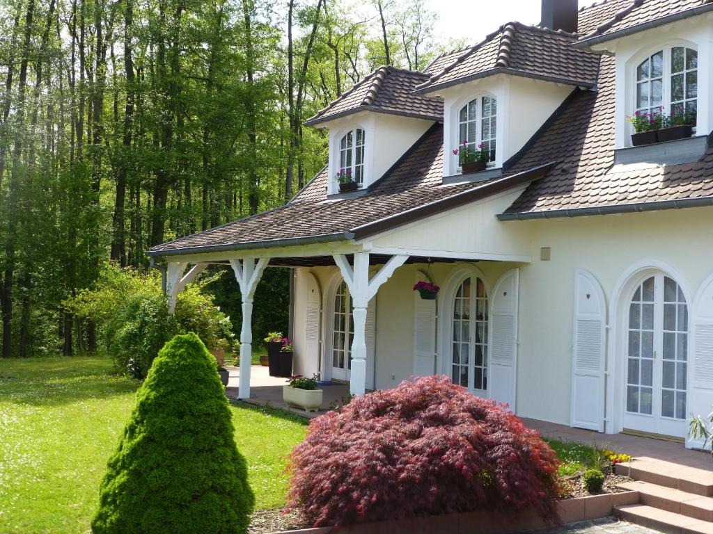 a white house with a gazebo at Chambres d'hôtes La ParentheZ' in Haguenau