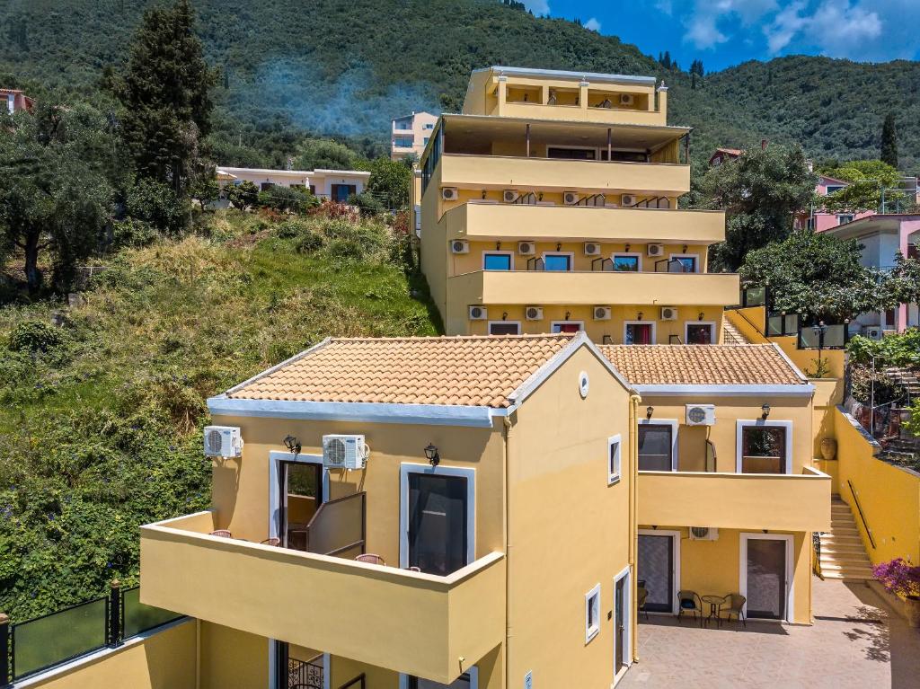 Nespecifikovaný výhled na hory nebo výhled na hory při pohledu z hotelu