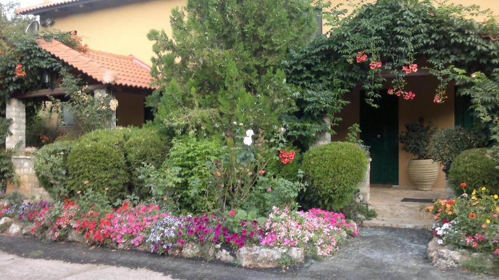 Zahrada ubytování Aphrodite's Inn Kalavrita