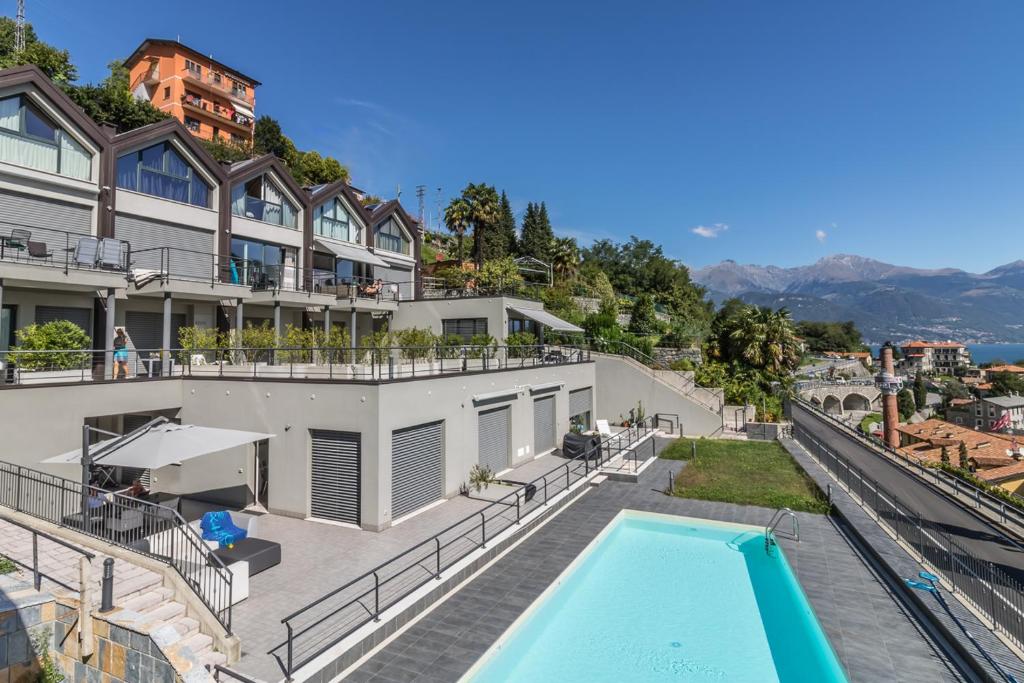 - une vue aérienne sur une maison avec une piscine dans l'établissement Apartment Dalia - Cremia, à Cremia