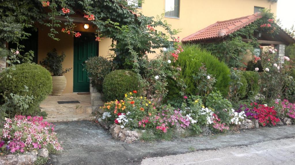 Zahrada ubytování Aphrodite's Inn Kalavrita