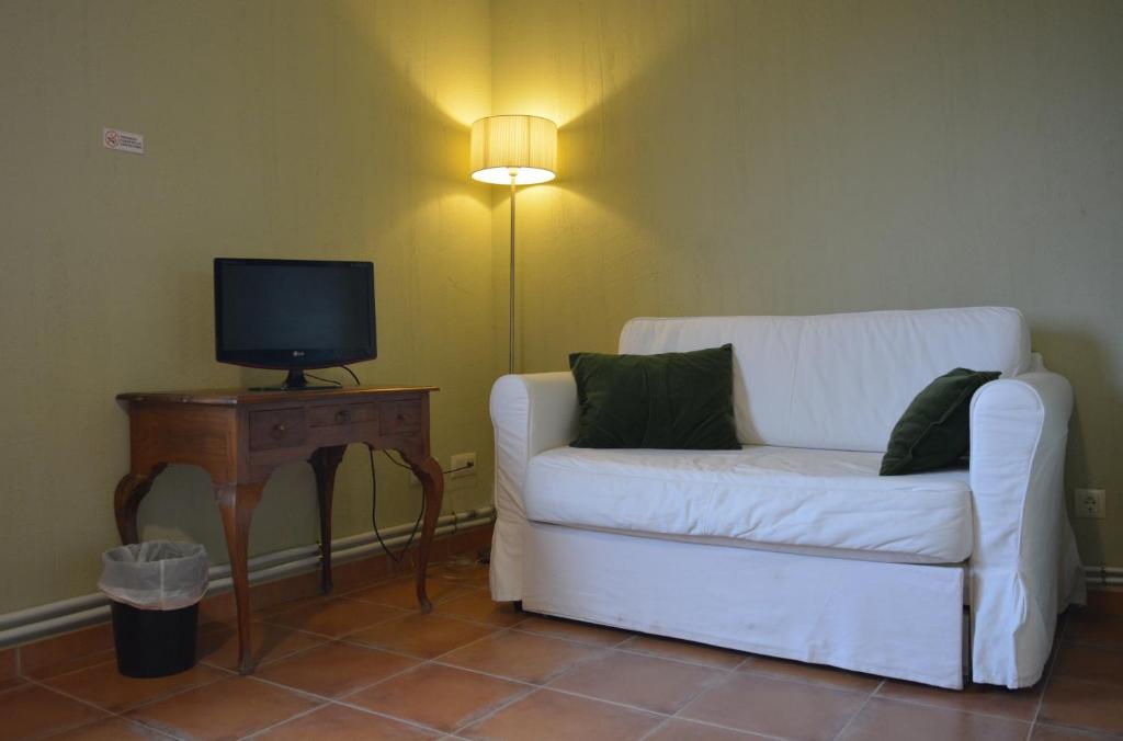 Televízia a/alebo spoločenská miestnosť v ubytovaní Casa Rural Pilón del Fraile