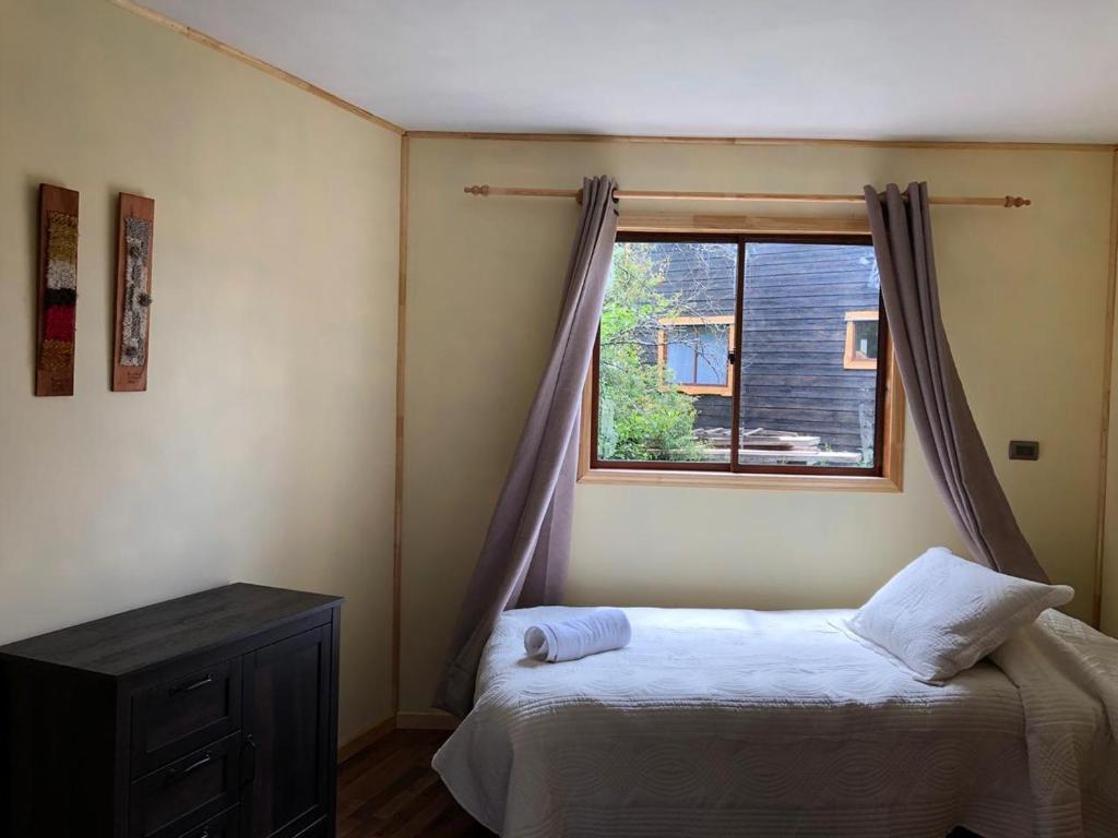 Uma cama ou camas num quarto em Cabanas Senderos Puyuhuapi