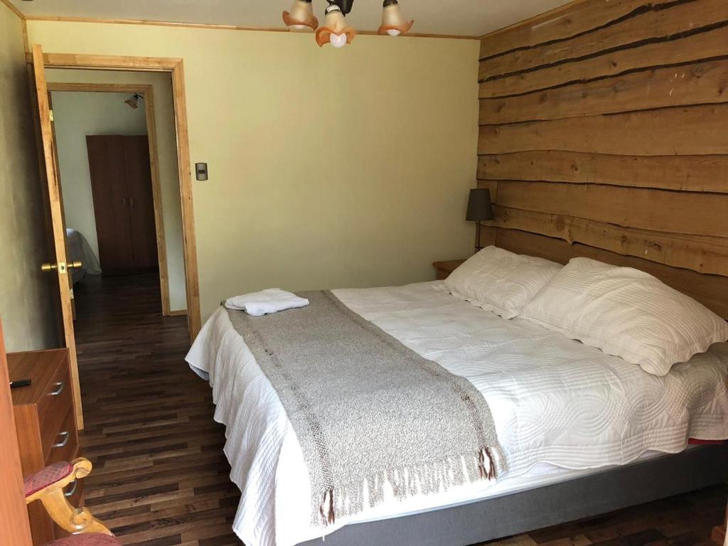 Uma cama ou camas num quarto em Cabanas Senderos Puyuhuapi