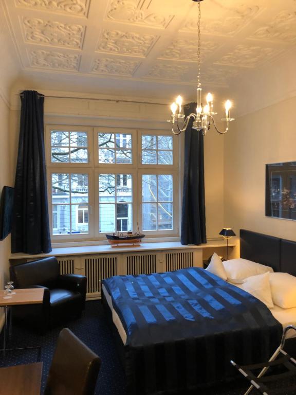 Postel nebo postele na pokoji v ubytování Hotel Wagner im Dammtorpalais