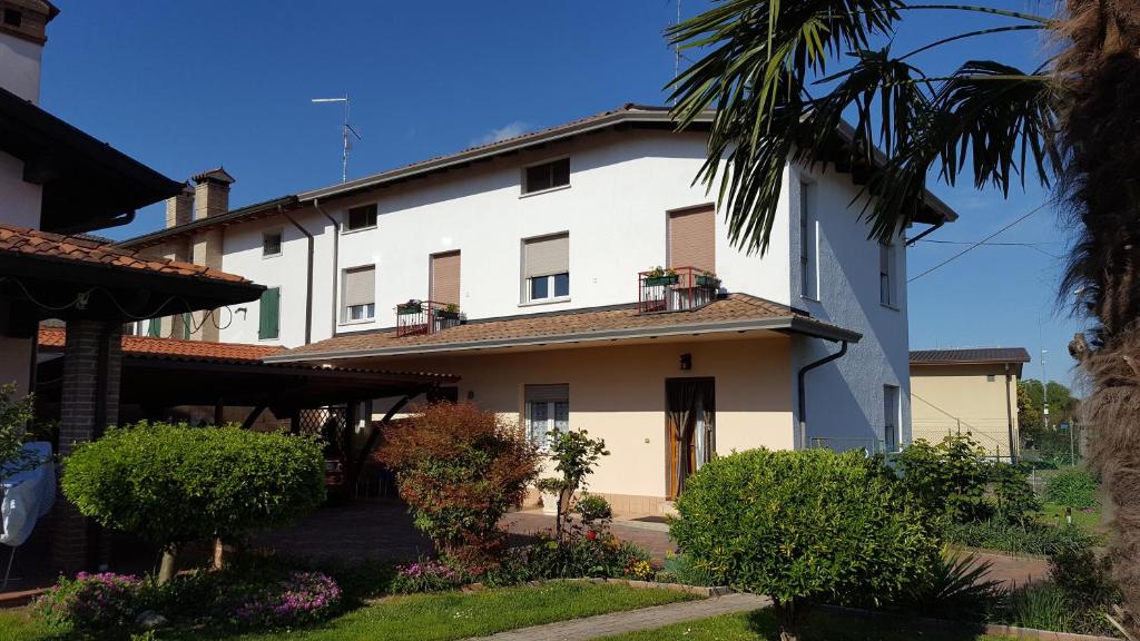 a large white building with plants in front of it at La Casa di Lisa a 20 km dal mare in Palazzolo dello Stella