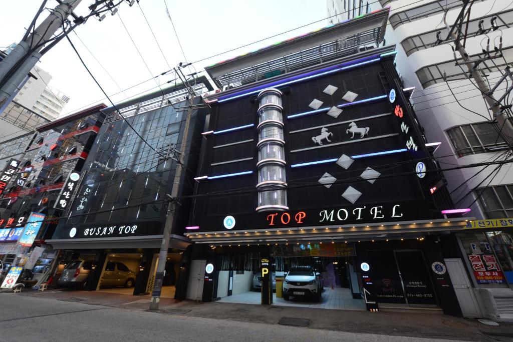 un edificio con un cartel para una juguetería en Top Motel Busan en Busan