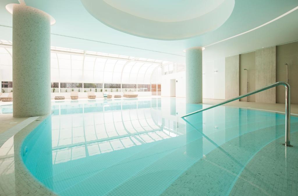 Bazén v ubytování Hotel Alto Lido nebo v jeho okolí