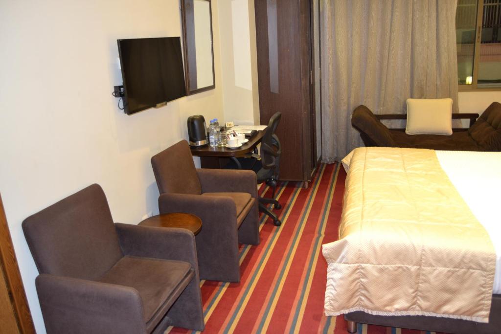 TV a/nebo společenská místnost v ubytování The J Hotel & Spa