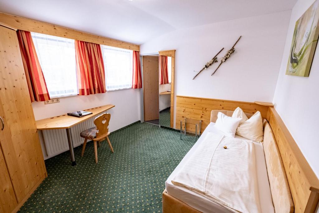 Postel nebo postele na pokoji v ubytování Die Nockalm