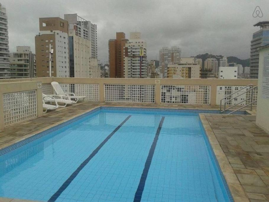 a large swimming pool on the roof of a building at Linda cidade de Santos 1009 in Santos