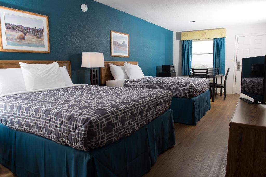 een hotelkamer met 2 bedden en een televisie bij Riata Inn - Presidio in Presidio